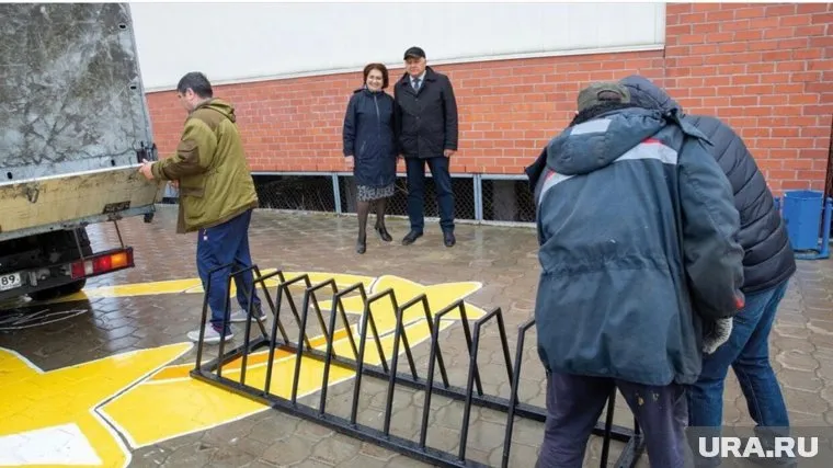 Лариса Цупикова передала Обдорской гимназии парковку для 12 велосипедов