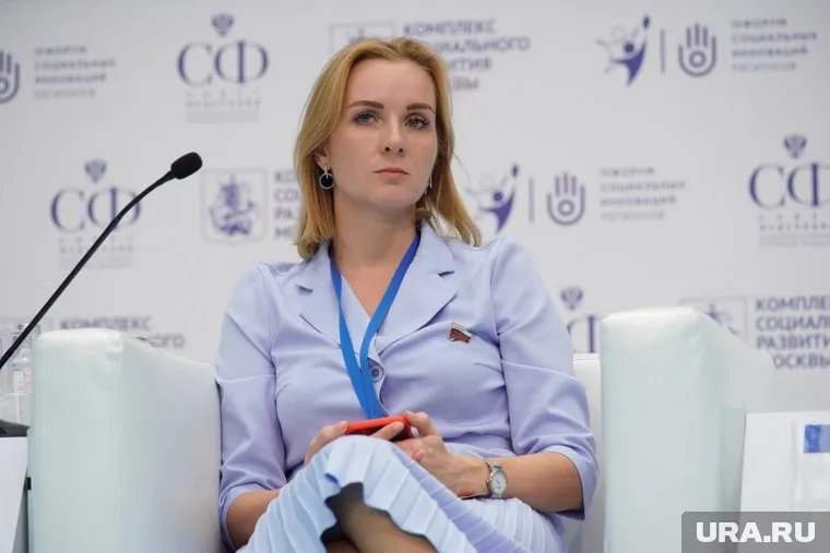 Львова-Белова рассказала, что школьникам разрешат использовать смартфоны в момент опасности