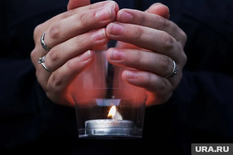 Надпись «Екатеринбург скорбит» из свечей появилась на плотинке