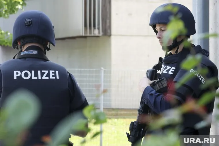 Полиция Австрии сообщает, что стрелявших в школе могло быть трое