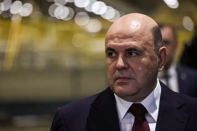 Михаил Мишустин во время посещения завода "Ларта Гласс". Рязань