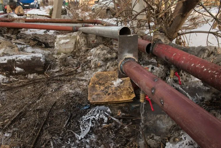 Коммунальная авария в посёлке Мартюш. Свердловская область, коммунальная авария, трубы, теплотрасса, горячая вода