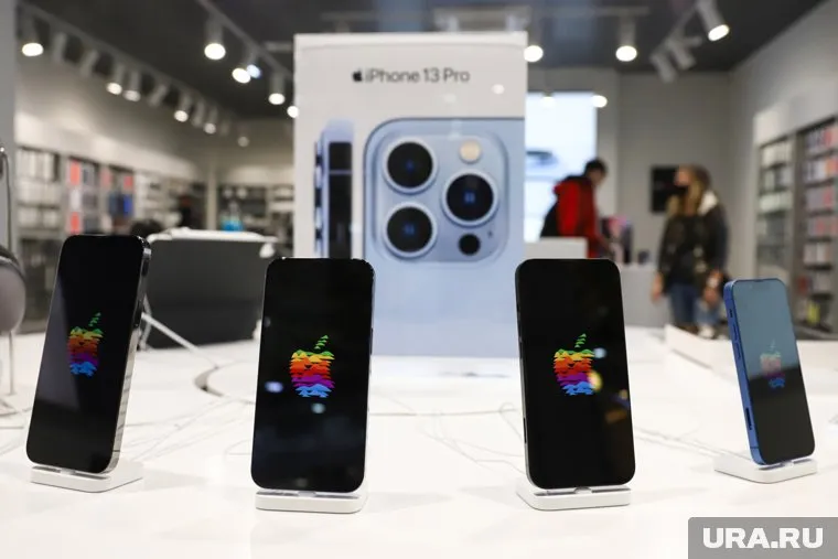 Бывшие в употреблении смартфоны не намного дешевле новых, отмечается в статье газеты