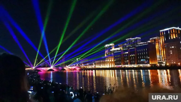 Шоу длилось около десяти минут