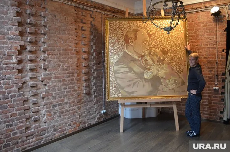 Объемный холст 180х180 см полностью выполнен золотой краской