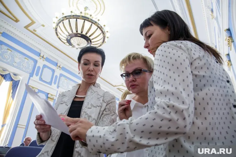 Депутат Ирина Горбунова (справа) и вице-мэр (экс-глава департамента образования) Людмила Гаджиева (слева)
