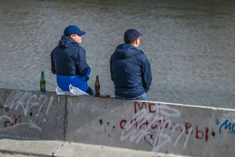 Разное Курган, бутылки, пиво, набережная тобола, отдыхающие