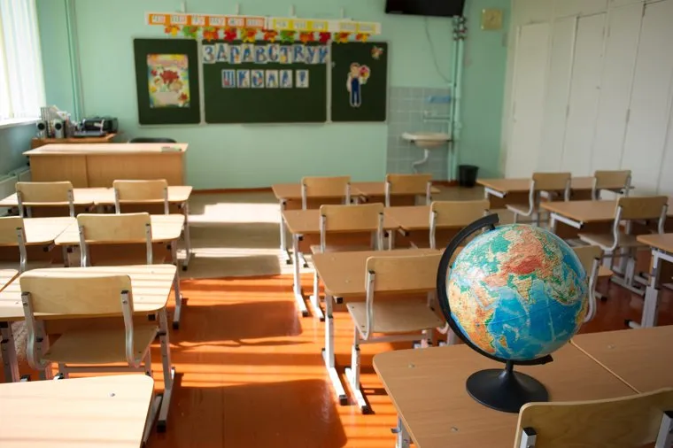 Поездка Евгения Куйвашева в Североуральск: шахта Черемуховская-Глубокая и вручение ключей, учебный класс, глобус, школа, первое сентября, день знаний