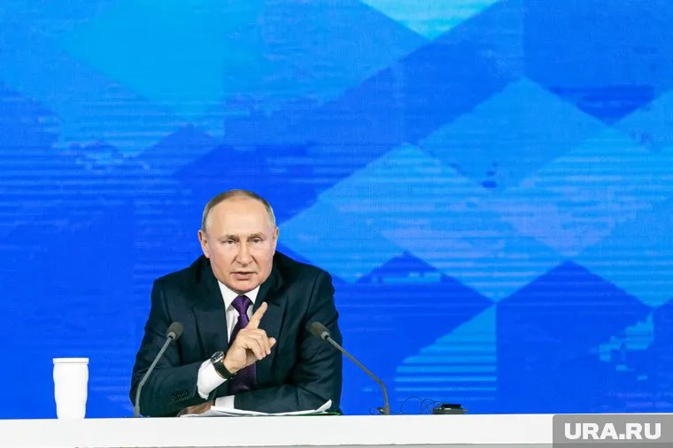 По мнению Эрика Земмура, Путин, будучи патриотом своей страны, сумел превратить Россию в великую державу