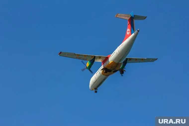 Авиалайнер выехал с посадочной полосы и врезался в здание очистных сооружений