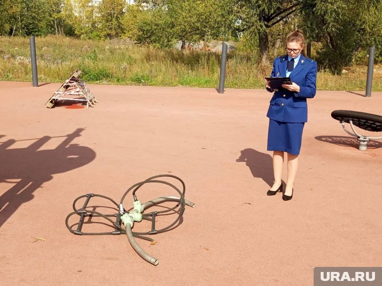 Конструкция обрушилась на ребенка и придавила его 