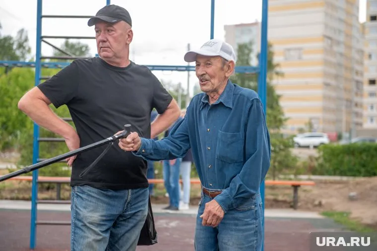 Владимир Кормщиков (на фото справа) построил сквер на месте торфяного пустыря