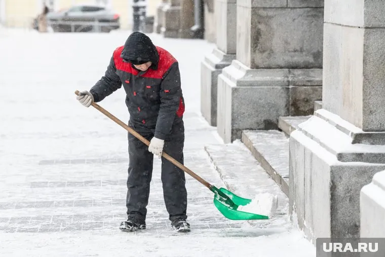 Платят дворникам от 23 до 44 тысяч рублей