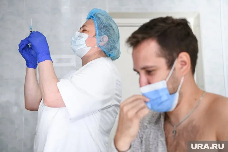 Блогер транслировал, что после вакцины от COVID якобы можно умереть через полгода-год