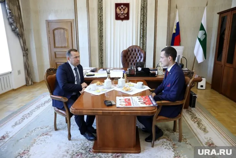 Победитель конкурса встретился с Вадимом Шумковым (слева)