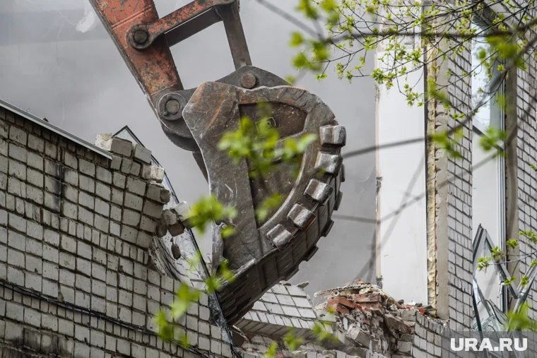 Дачу Мешкова никто не тронет - сносят строения бывшего детского лагеря