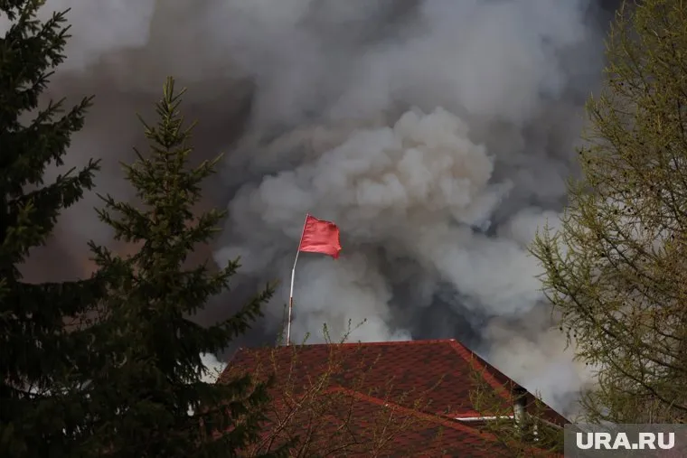 К месту тушения масштабного пожара отправили вертолет