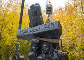 «Оперный театр купил три танка»