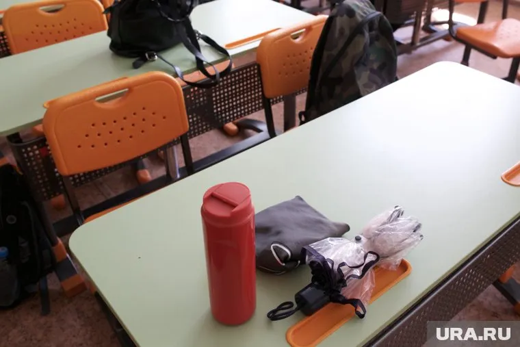 Учеников отправили в соседние детские сады