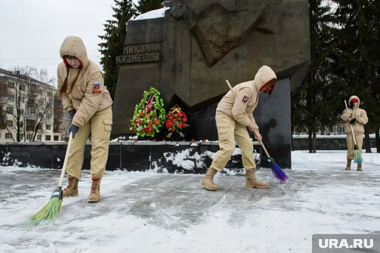 Памятник разведчику Николаю Кузнецову установлен на бульваре Культуры перед ДК УЗТМ