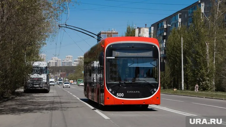 Троллейбус курсирует по маршруту № 33