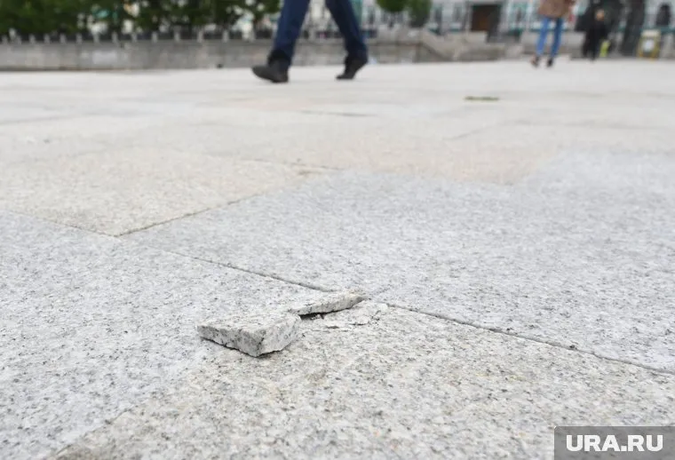 Подрядчик объяснил, что его работу испортил проехавший КамАЗ