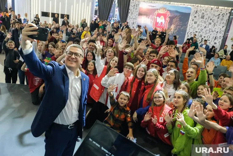 После выступления посетители захотели фото с челябинским губернатором