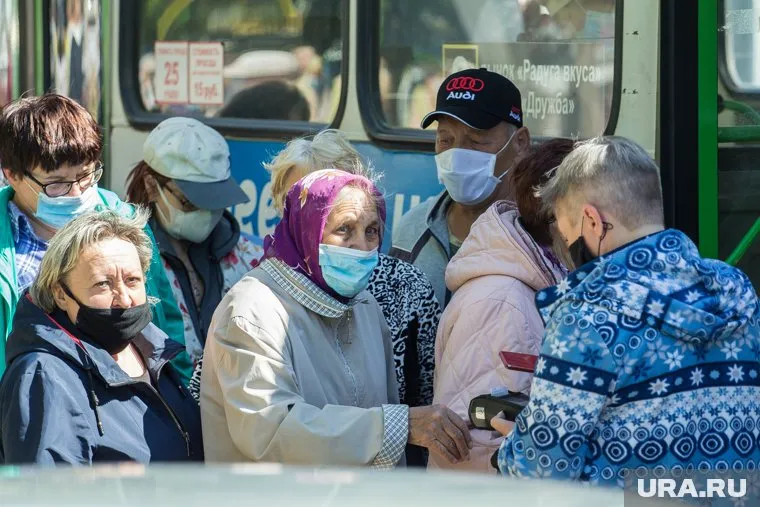 Южноуральцы привыкают носить маски. Сложнее с социальной дистанцией