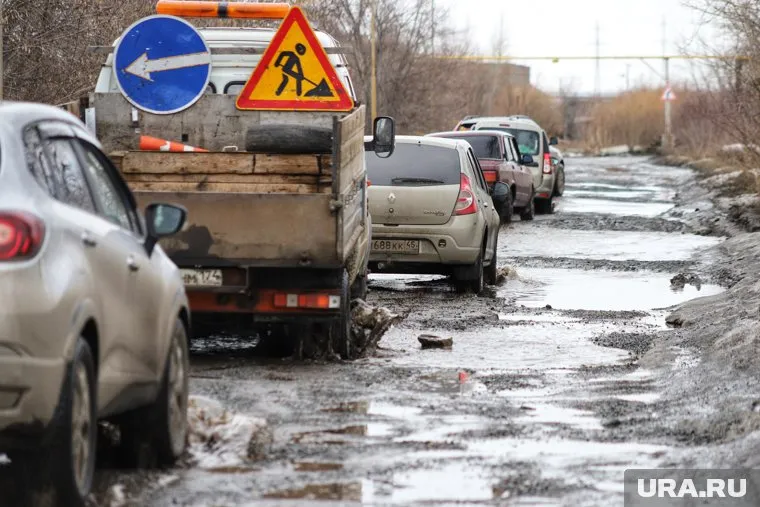 На мосту Пыть-Яха возникают пробки из-за ям