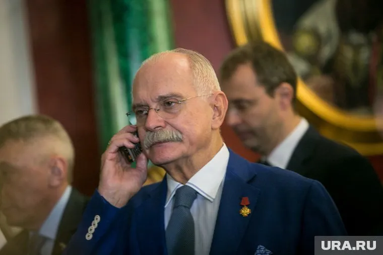 Никита Михалков был госпитализирован с ковидной пневмонией, сообщает telegram-канал