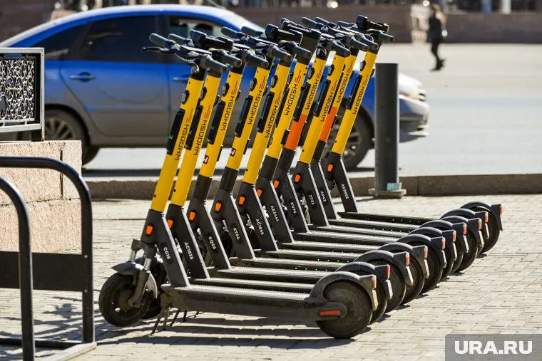 Челябинцы предлагают ввести ограничения скорости для самокатчиков и запретить им ездить по тротуарам