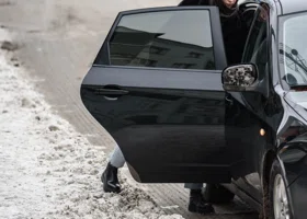 Автомобилистам рассказали, какую обувь ни в коем случае нельзя носить зимой