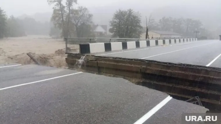 Ливни даже повредили мост в поселке Цыпка