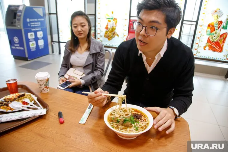 Дефицит «Роллтона» возник из-за недоступности импортных специй, пишет Mash