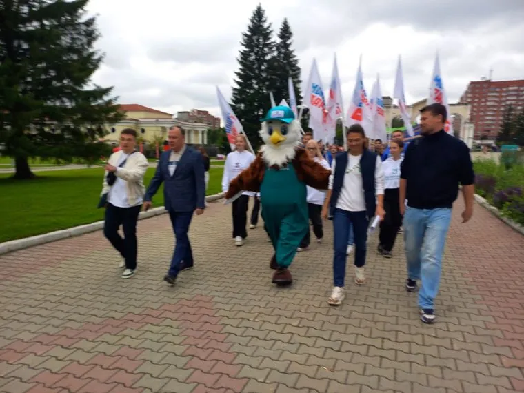 В шествии также участвовали директор ЦПКиО, глава департамента молодежи Артем Николаев и руководитель аппарата мэрии Марина Фадеева