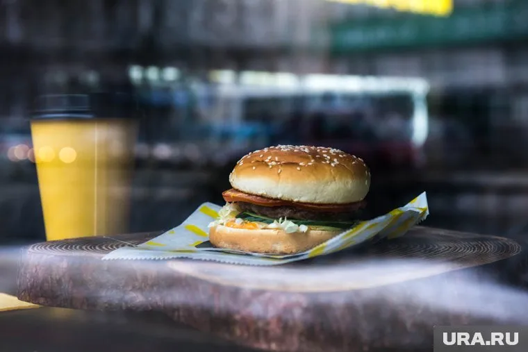 Новое российское приложение McDonald’s временно будет назваться «Мой бургер», сообщили в СМИ