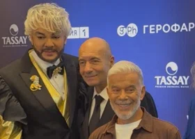 Киркоров без парика и Лолита в трениках: в чем пришли звезды на «Песню года»