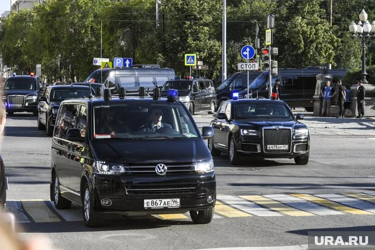 Студентка якобы чуть не угодила под колеса президентского Aurus, когда кортеж отъезжал от здания УрФУ