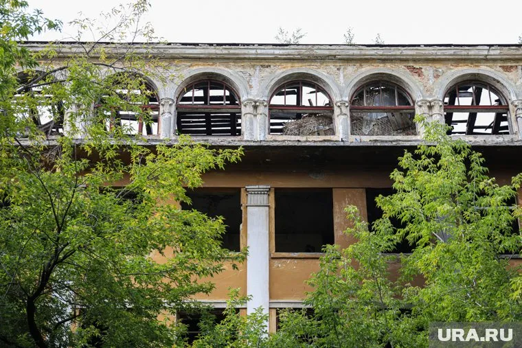 Тело девушки с ножевым ранением нашли в заброшенном здании