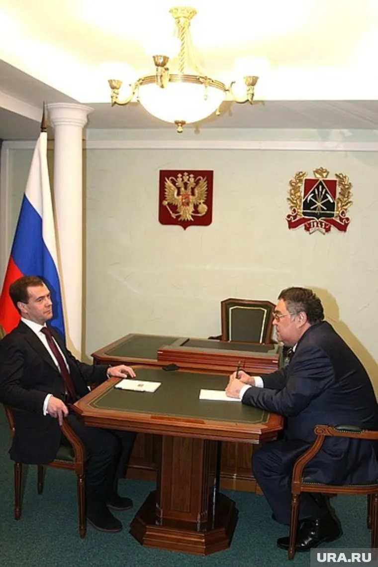 В 2010 году при президенте Дмитрии Медведеве (слева) Тулеев (справа) смог пережить кампанию по ротации губернаторов-долгожителей