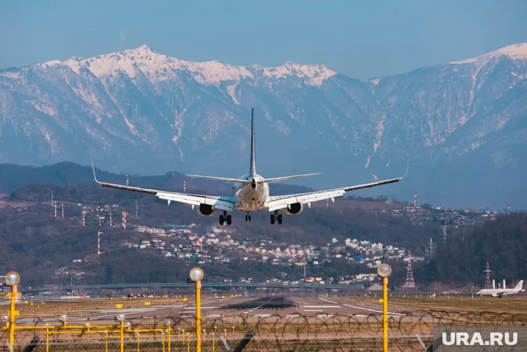В аэропорту Сочи введены ограничения на прием и выпуск самолетов