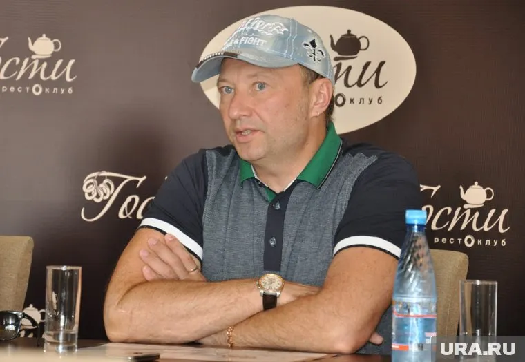 Юрий Гальцев презентует сборник стихов в курганском книжном магазине (архивное фото)