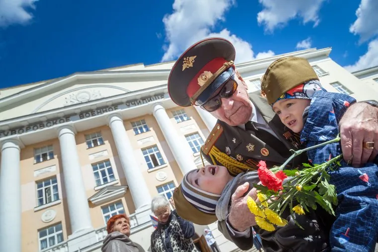 Ветераны Великой Отечественной войны возле Суворовского училища. Екатеринбург