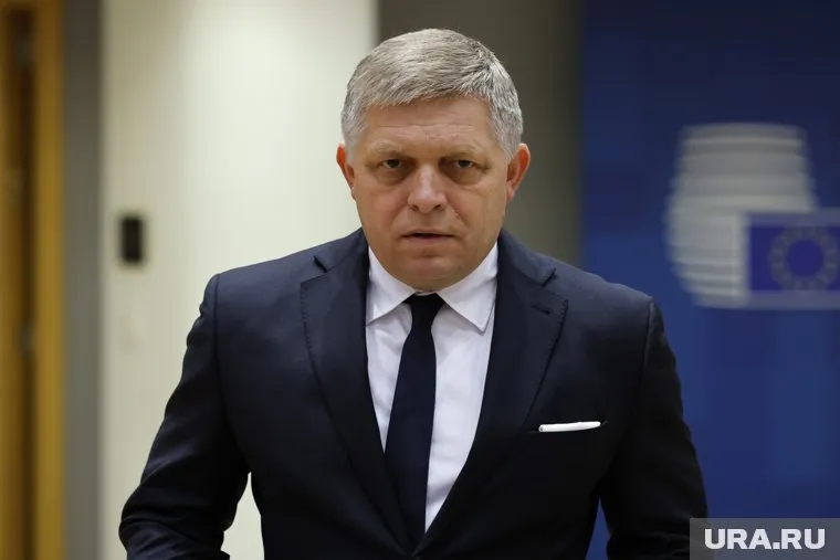 Раненного Фицо, который получил огнестрельное ранение, везут в больницу Братиславы