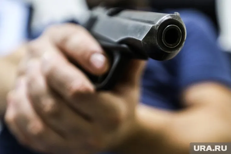 Мужчина держал оборону своего дома с 11 часов утра