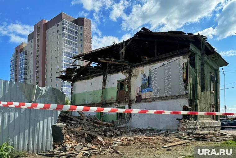 В Кургане сносят аварийный дом рядом с набережной реки Тобол