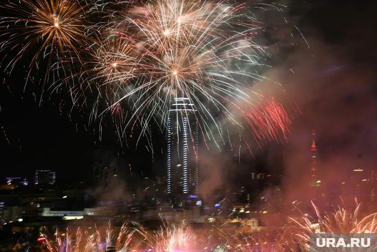 Завершился День города праздничным салютом над акваторией городского пруда