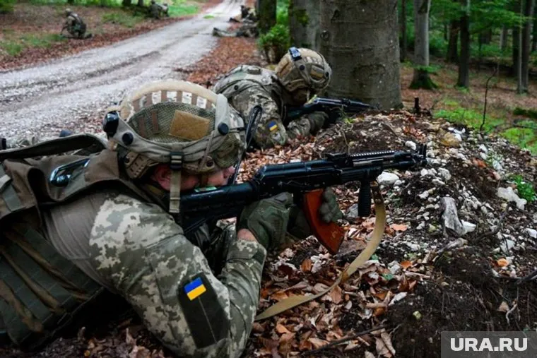 Украинские военные идут на танки с пулеметами, рассказал российский военный