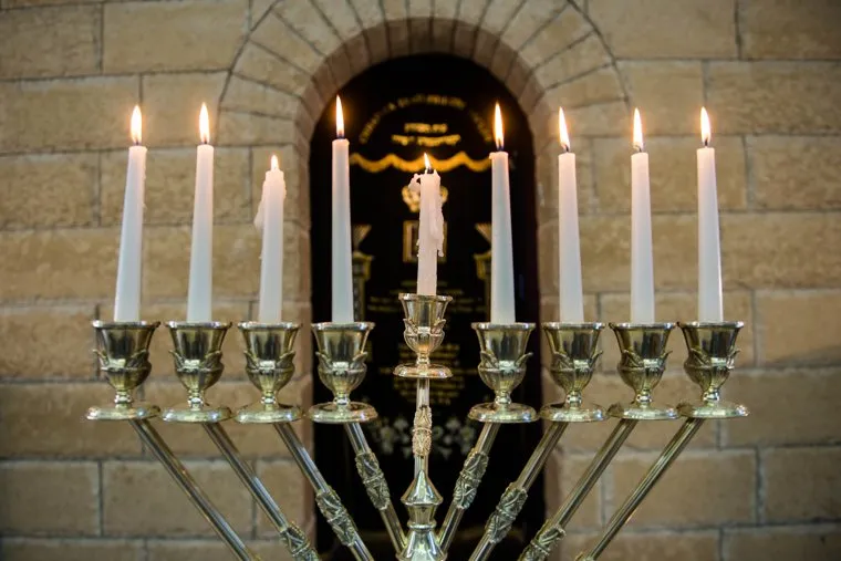 День освобождения Освенцима в екатеринбургской синагоге, свечи, еврей, синагога, ханукия, менора, иудаизм, религия