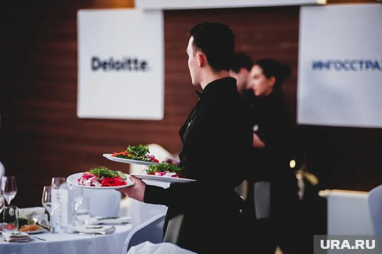 Сейчас на сервисах по поиску работы открыто около тысячи вакансий на должность официанта